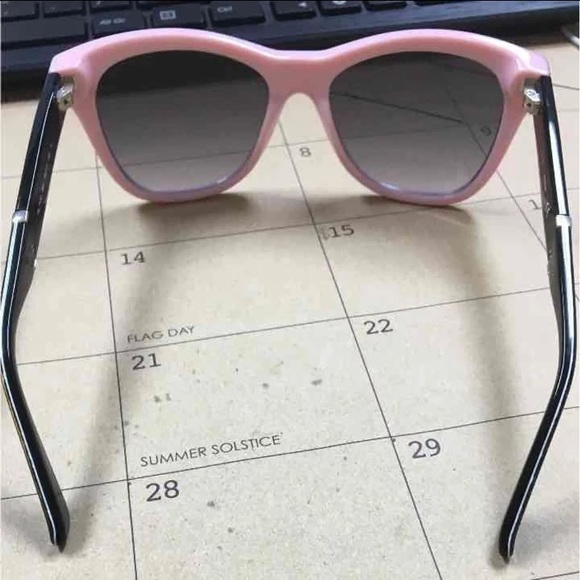Guess Sunglasses - Picture 2 of 4
